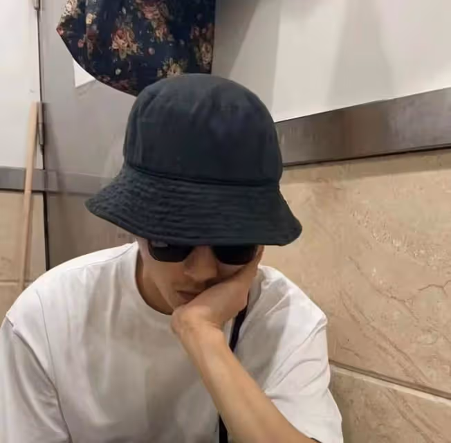 香港喝早茶偶遇劉昊然,與素人拼桌接地氣,舊手機用好多年遭調侃