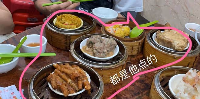 香港喝早茶偶遇劉昊然,與素人拼桌接地氣,舊手機用好多年遭調侃