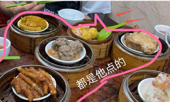 香港喝早茶偶遇劉昊然,與素人拼桌接地氣,舊手機用好多年遭調侃