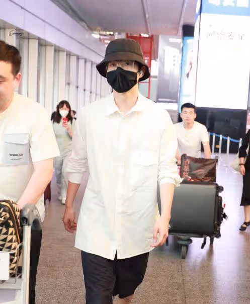 香港喝早茶偶遇劉昊然,與素人拼桌接地氣,舊手機用好多年遭調侃