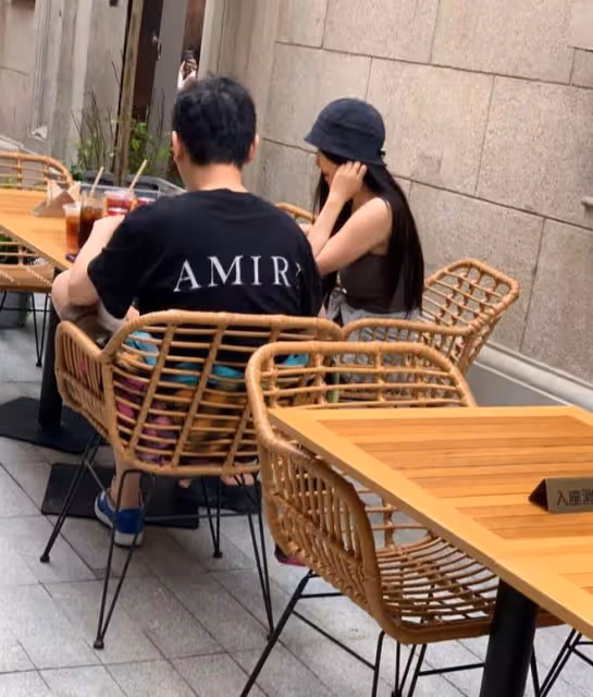王思聰與網紅喝下午茶，女方被扒已婚有娃，兩人關係引發猜測