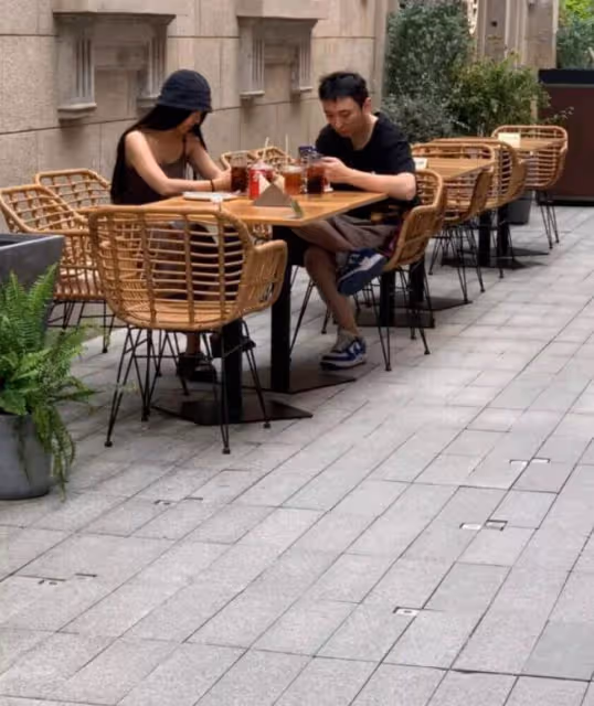 王思聰與網紅喝下午茶，女方被扒已婚有娃，兩人關係引發猜測
