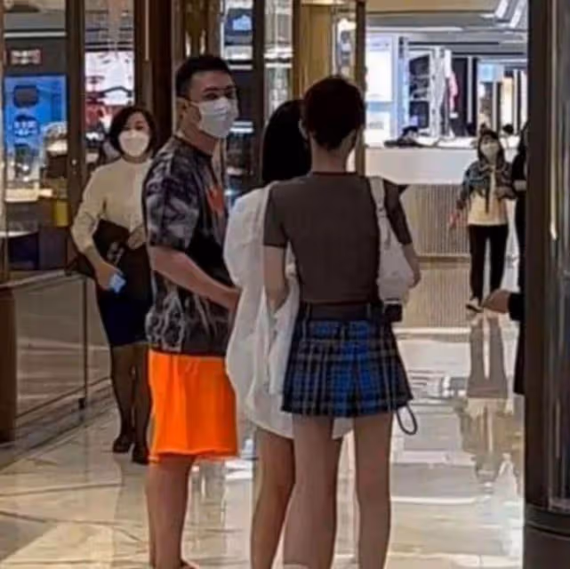王思聰與網紅喝下午茶，女方被扒已婚有娃，兩人關係引發猜測