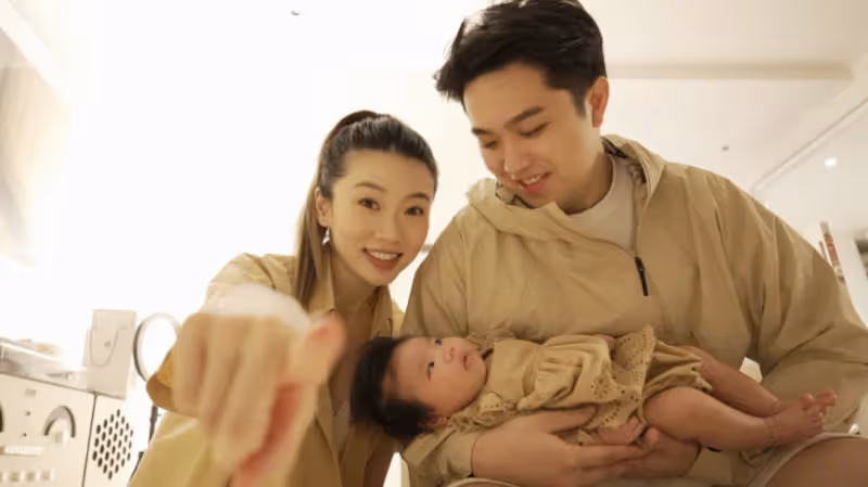 程曉玥產後首曬全家福，穿親子裝過兒童節，老公超帥滿月女兒好萌