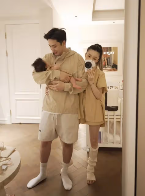 程曉玥產後首曬全家福,穿親子裝過兒童節,老公超帥滿月女兒好萌