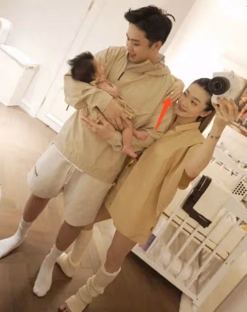 程曉玥產後首曬全家福,穿親子裝過兒童節,老公超帥滿月女兒好萌