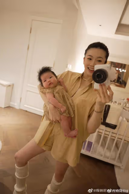 程曉玥產後首曬全家福,穿親子裝過兒童節,老公超帥滿月女兒好萌