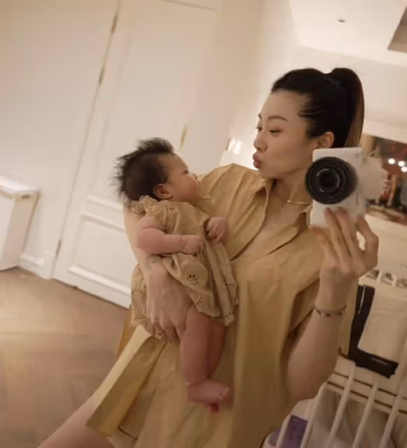 程曉玥產後首曬全家福,穿親子裝過兒童節,老公超帥滿月女兒好萌