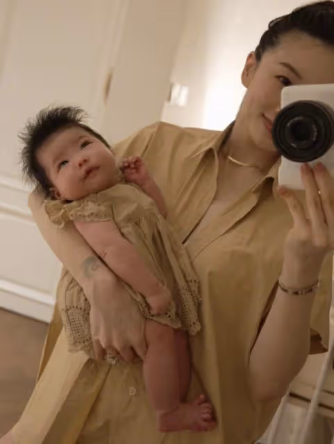 程曉玥產後首曬全家福,穿親子裝過兒童節,老公超帥滿月女兒好萌