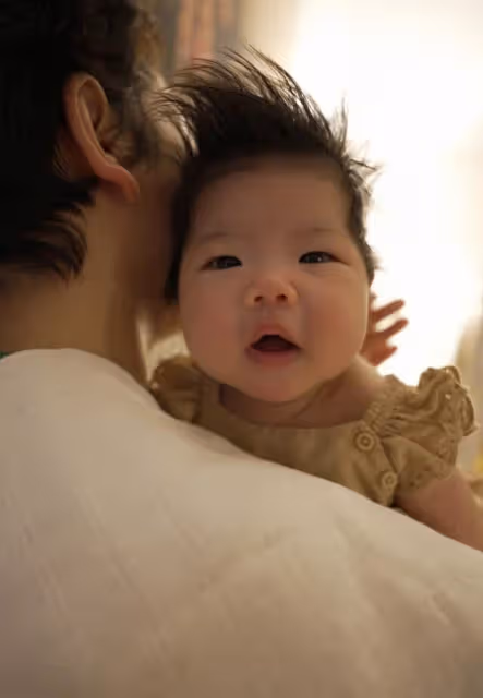 程曉玥產後首曬全家福,穿親子裝過兒童節,老公超帥滿月女兒好萌