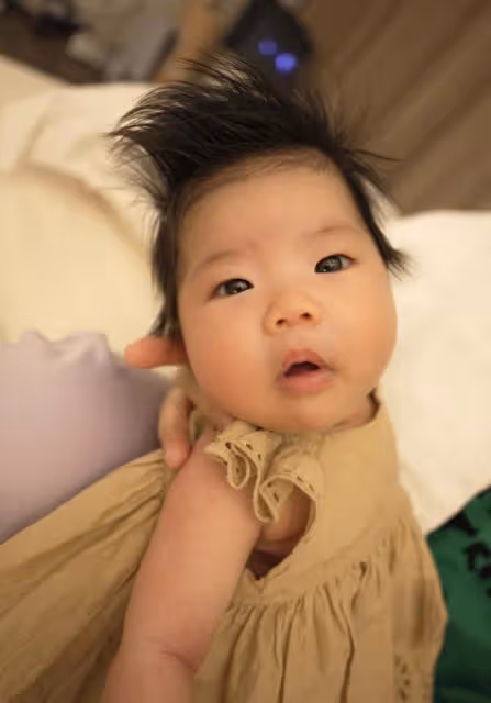 程曉玥產後首曬全家福,穿親子裝過兒童節,老公超帥滿月女兒好萌