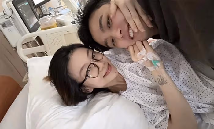 程曉玥產後首曬全家福,穿親子裝過兒童節,老公超帥滿月女兒好萌