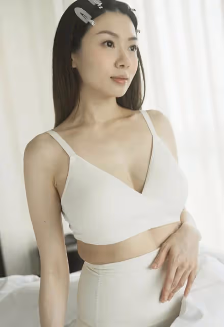 程曉玥產後首曬全家福,穿親子裝過兒童節,老公超帥滿月女兒好萌