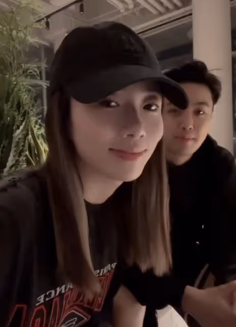 程曉玥產後首曬全家福,穿親子裝過兒童節,老公超帥滿月女兒好萌
