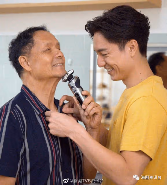 71歲吳大強零變化!吳偉豪分享父子20年前後對比合照