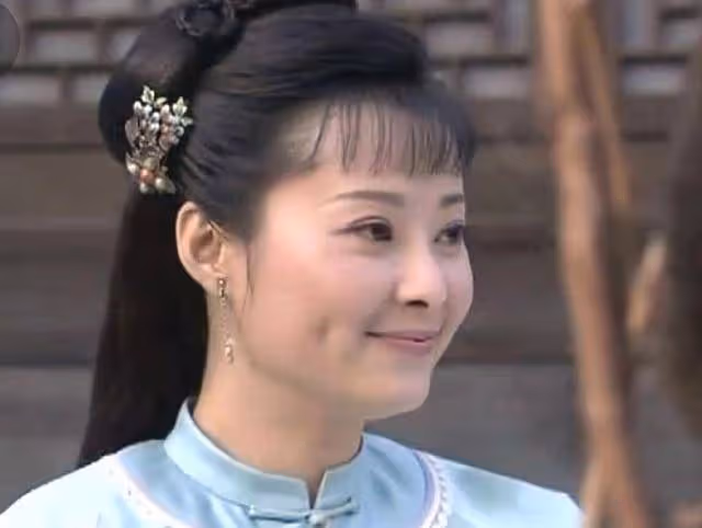 袁立現身幼兒園,背包破舊顯寒酸,與梁太平結婚四年恩愛如初