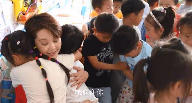 袁立現身幼兒園,背包破舊顯寒酸,與梁太平結婚四年恩愛如初