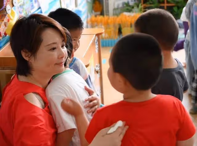 袁立現身幼兒園,背包破舊顯寒酸,與梁太平結婚四年恩愛如初
