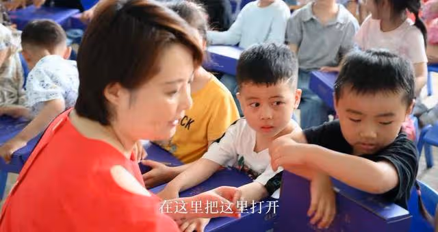 袁立現身幼兒園,背包破舊顯寒酸,與梁太平結婚四年恩愛如初