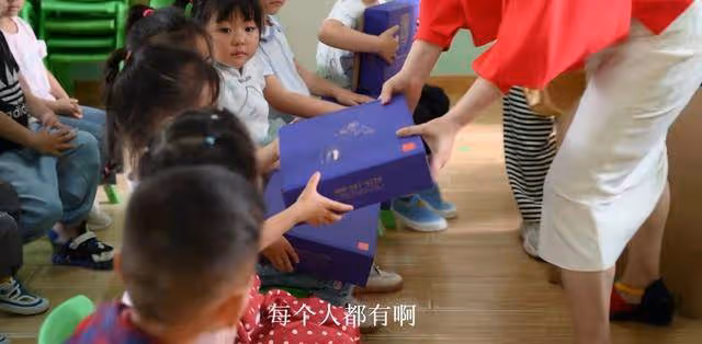 袁立現身幼兒園,背包破舊顯寒酸,與梁太平結婚四年恩愛如初