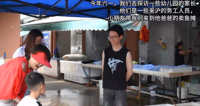 袁立現身幼兒園,背包破舊顯寒酸,與梁太平結婚四年恩愛如初