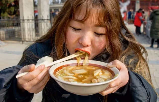 為了賺多點上大夜班,老公天天為我做飯, 有天夜班臨時取消...我提早回家「開門後餐桌上一幕」讓我結束了6年婚姻