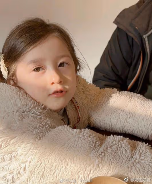 一群成年人變裝小孩子過六一,還互相夸「好可愛」,都是什麼癖好