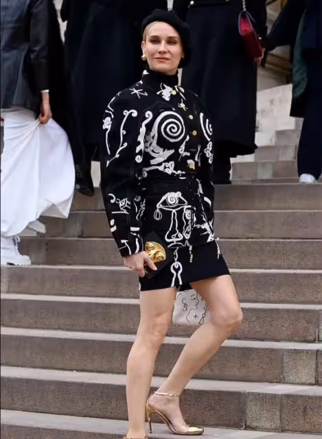 凱莉·詹娜身穿抹身材緊身天鵝絨長裙參加夏帕瑞麗時裝秀,時尚迷人