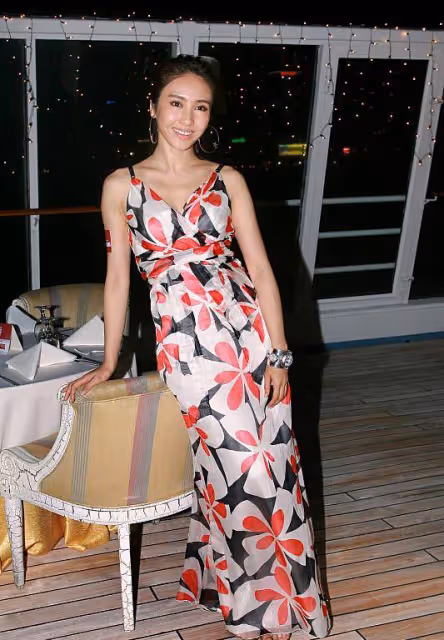 黎姿真是美了半輩子,50歲穿花裙依舊這麼高級,黑皮膚也挺美的