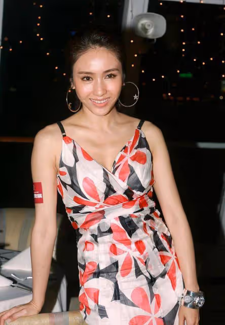 黎姿真是美了半輩子,50歲穿花裙依舊這麼高級,黑皮膚也挺美的