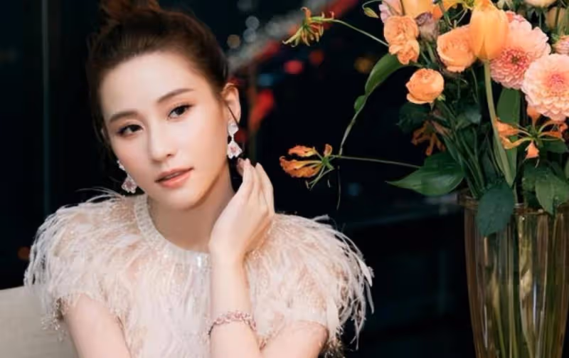 何超蓮知性女人風範,時尚鏤空抹身材裙迷人至極!