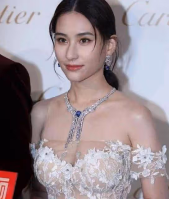 何超蓮知性女人風範,時尚鏤空抹身材裙迷人至極!