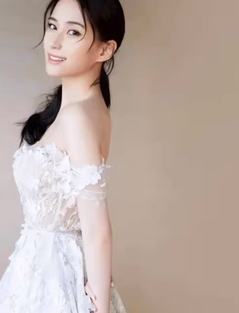 何超蓮知性女人風範,時尚鏤空抹身材裙迷人至極!