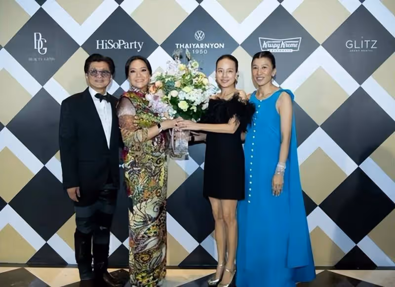 56歲華裔女子盛裝出席晚宴!穿羽毛抹身材裙太美了,大秀美背真少女
