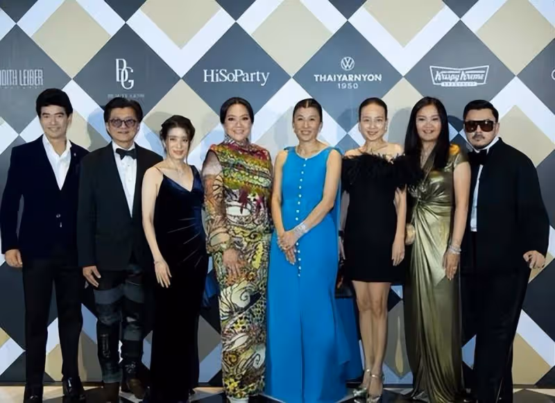 56歲華裔女子盛裝出席晚宴!穿羽毛抹身材裙太美了,大秀美背真少女