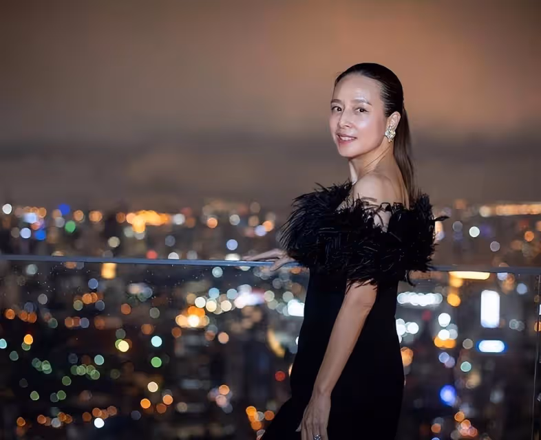 56歲華裔女子盛裝出席晚宴!穿羽毛抹身材裙太美了,大秀美背真少女