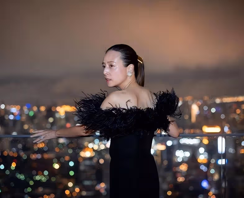 56歲華裔女子盛裝出席晚宴!穿羽毛抹身材裙太美了,大秀美背真少女