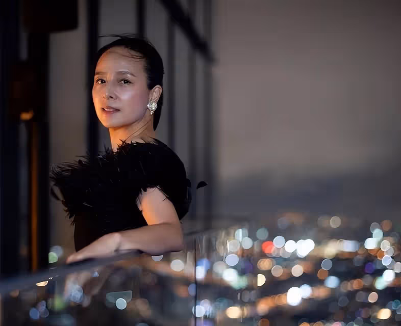 56歲華裔女子盛裝出席晚宴!穿羽毛抹身材裙太美了,大秀美背真少女