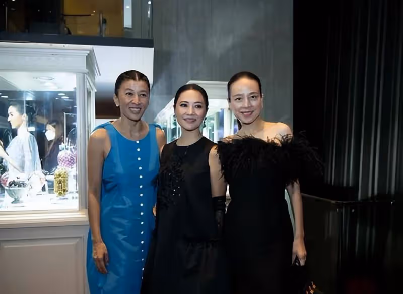 56歲華裔女子盛裝出席晚宴!穿羽毛抹身材裙太美了,大秀美背真少女