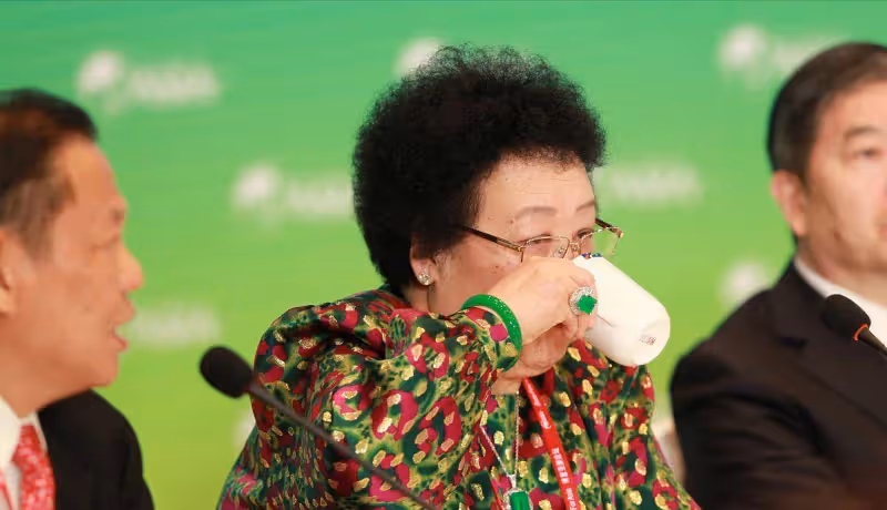 遲重瑞老婆一身貴婦的氣息,穿碎花裙挺有氣質的,胖點也耐看