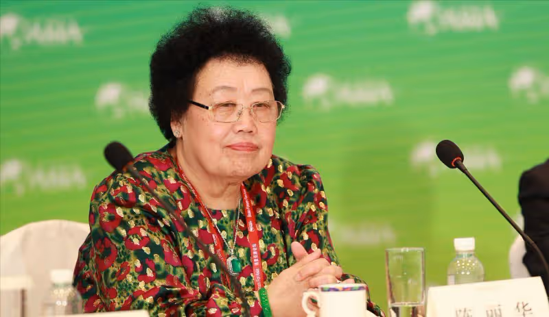遲重瑞老婆一身貴婦的氣息,穿碎花裙挺有氣質的,胖點也耐看