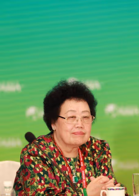 遲重瑞老婆一身貴婦的氣息,穿碎花裙挺有氣質的,胖點也耐看