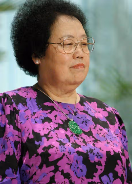 遲重瑞老婆一身貴婦的氣息,穿碎花裙挺有氣質的,胖點也耐看