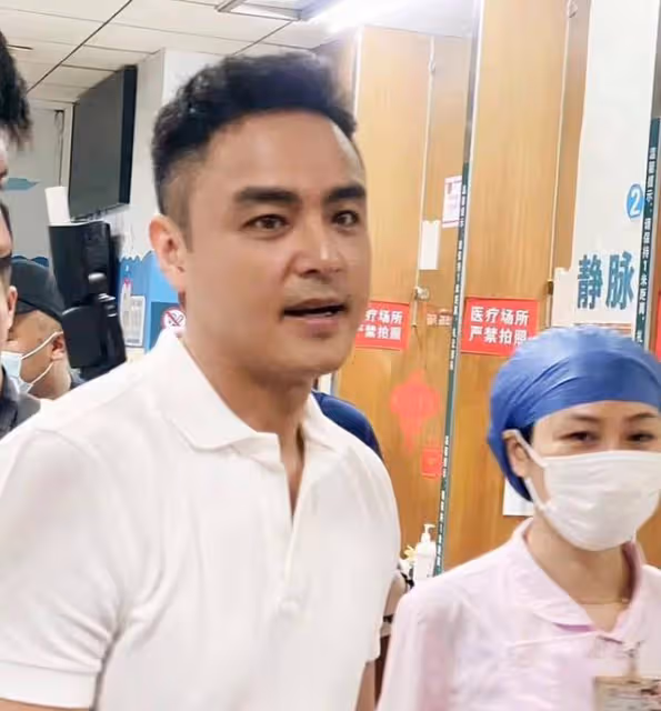 明道現身醫院，多人護衛派頭大，本人不忘曬娃父愛滿滿