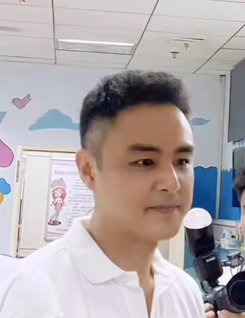 明道現身醫院，多人護衛派頭大，本人不忘曬娃父愛滿滿