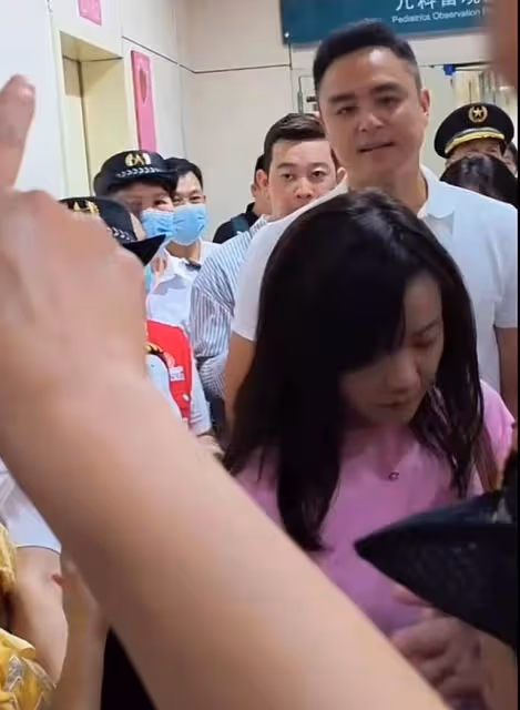 明道現身醫院，多人護衛派頭大，本人不忘曬娃父愛滿滿