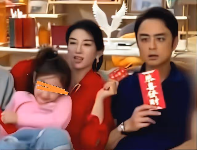 明道現身醫院,多人護衛派頭大,本人不忘曬娃父愛滿滿