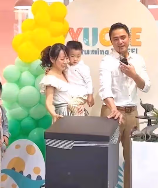 明道現身醫院,多人護衛派頭大,本人不忘曬娃父愛滿滿