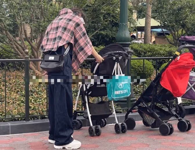穎寶帶娃逛樂園,拎13萬包包忙自拍,4歲「想想」坐嬰兒車引爭議