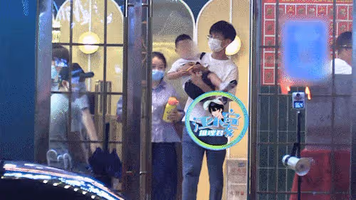 穎寶帶娃逛樂園,拎13萬包包忙自拍,4歲「想想」坐嬰兒車引爭議